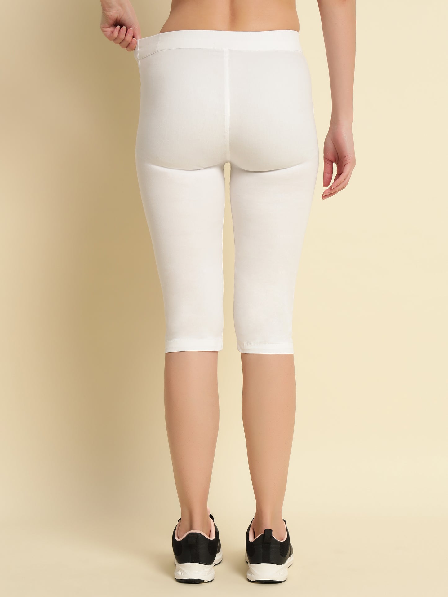 WHITE COTTON LYCRA CAPRI
